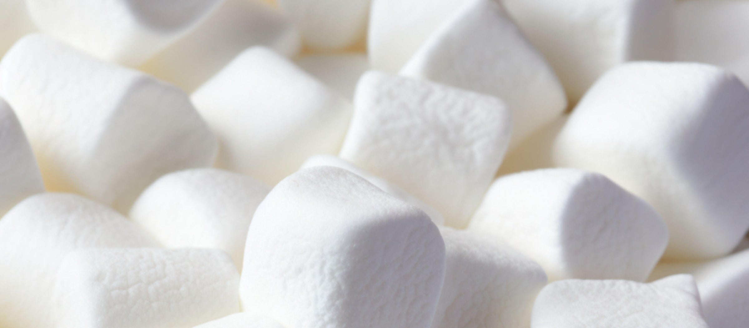 Weiße Marshmallows füllen das Bild aus