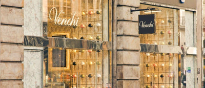 Venchi Store von Außen mit zwei Schildern auf denen Venchi steht