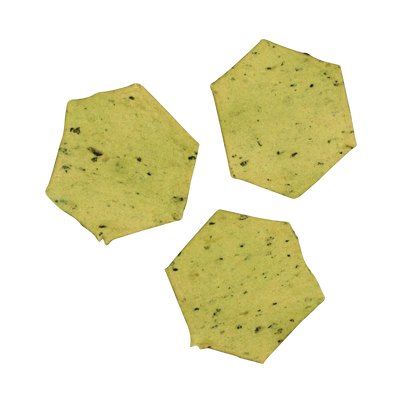 Drei einzelne Cracker mit Schnittlauch und Olivenöl 