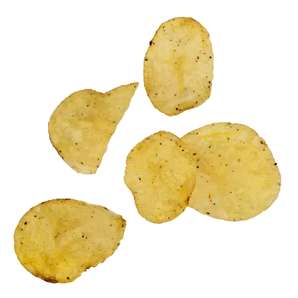 Einzelne Kartoffelchips mit schwarzem Pfeffer