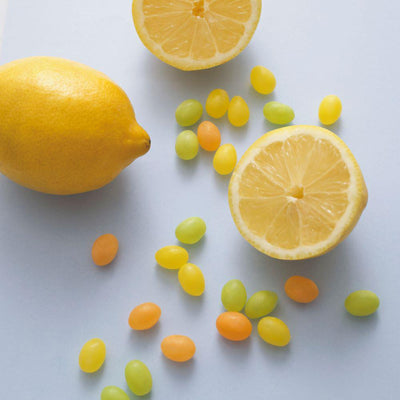 Veganes Fruchtgummi mit Orange, Apfel und Zitrone mit Zitronen als Dekoration