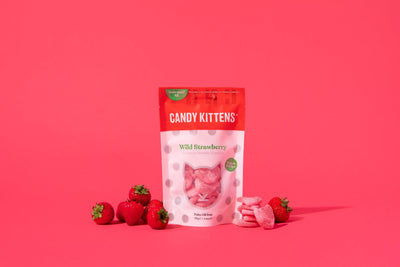 Veganes Fruchtgummi mit Erdbeergeschmack von Candy Kittens mit Erdbeeren als Dekoration