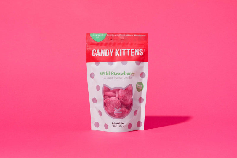 Veganes Fruchtgummi mit Erdbeergeschmack von Candy Kittens roter Hintergrund