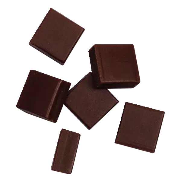 Einzelne Stücken veganes Lakritz mit Schokolade