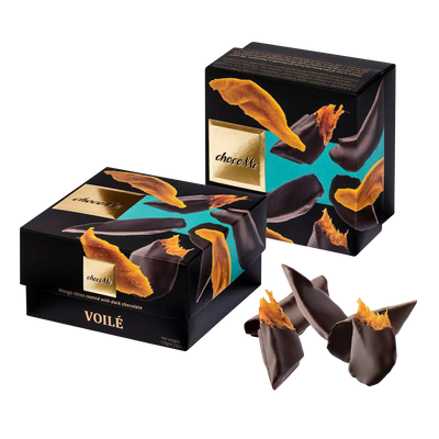 Mangoscheiben in dunkler Schokolade von ChocoMe mit zwei Verpackungen und transparenter Hintergrund