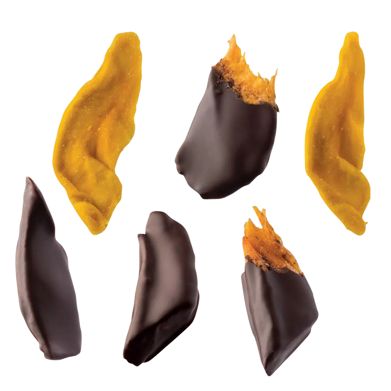 Einzelne Mangoscheiben in dunkler Schokolade