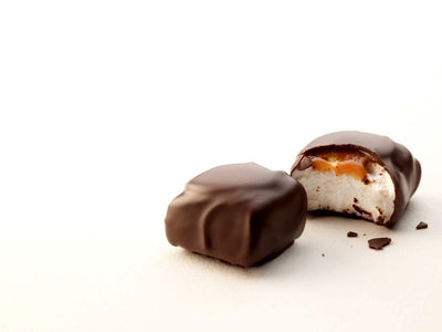 Einzelner Marshmallow in dunkler Schokolade mit Karamell von Baru