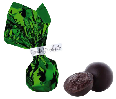 Einzelne Praline mit Bitterschokolade in grünem Papier eingewickelt