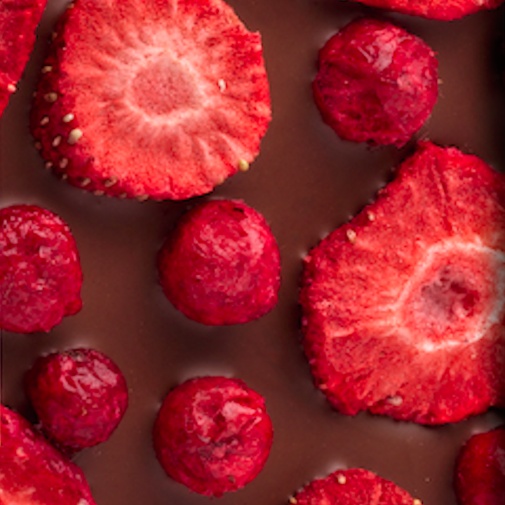 Tafelschokolade mit Erdbeere und Johannisbeere