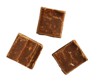 Drei einzelne Stücken Weichkaramell mit Butter Schokolade von Cartwright und Butler
