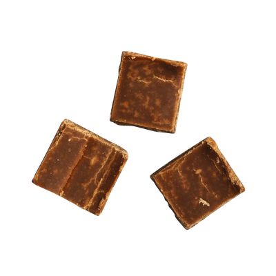 Drei einzelne Stücken Weichkaramell mit Butter Schokolade von Cartwright und Butler 