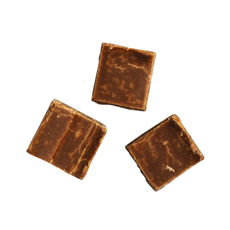 Drei einzelne Stücken Weichkaramell mit Butter Schokolade von Cartwright und Butler 