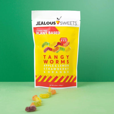 Vegane Fruchtgummi Würmer von Jealous Sweets mit grünem Hintergrund