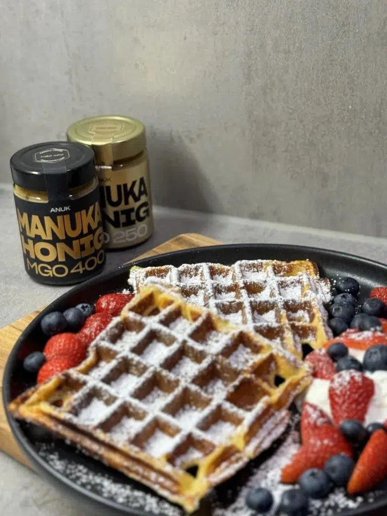 Manuka Honig MGO 250 mit Waffeln und Beeren, Puderzucker