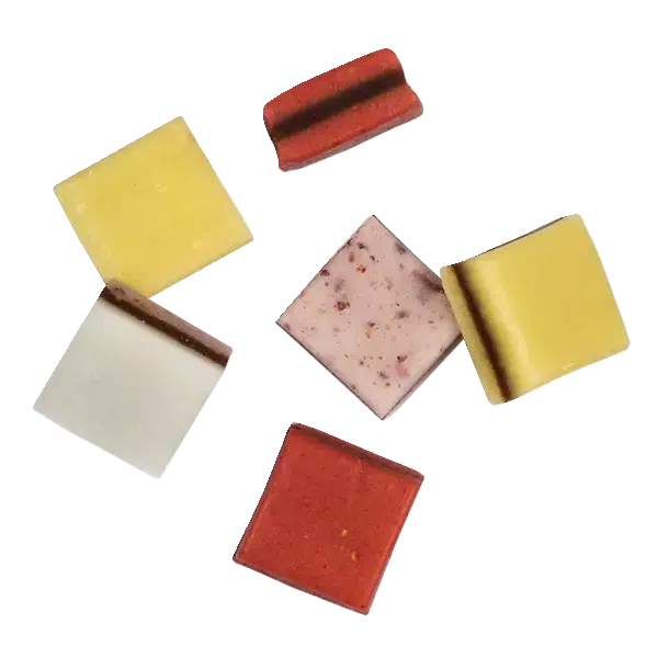 Einzelne veganes Lakritze Stücken weiß, gelb und rotschwarz