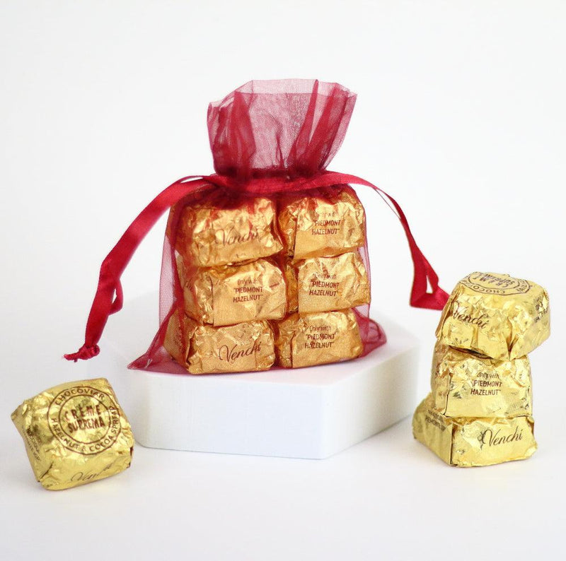 Goldene Pralinen mit Haselnuss-Schokocreme von Venchi im Geschenkbeutel