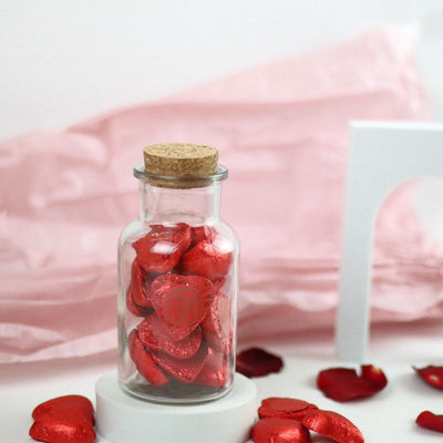Rote Herzen aus Vollmilchschokolade von Venchi im Glas mit Herzem als Deko