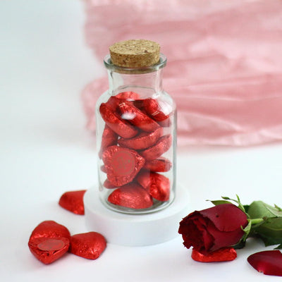 Rote Herzen aus Vollmilchschokolade von Venchi im Glas mit roter Rose als Deko