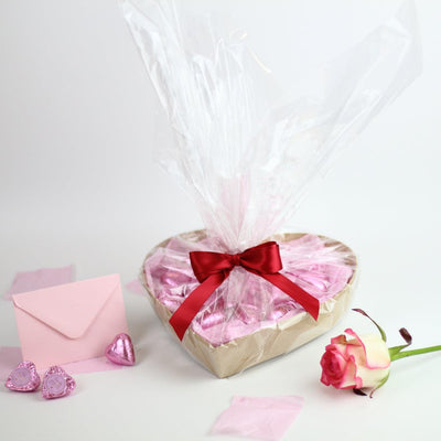 Rosa Herzenkorb mit veganer Zartbitterschokolade von Venchi und Rose verpackt als Geschenk