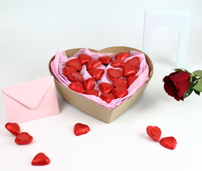 Rote Herzen aus Vollmilchschokolade von Venchi im Herzenkorb dekoriert mit Rose verpackt als Geschenk