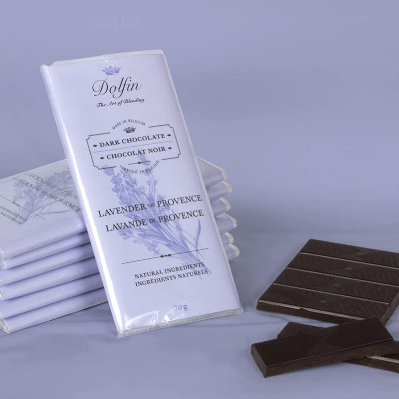 Tafelschokolade Zartbitterschokolade mit Lavendel Dolfin die Schokolade liegt neben der Verpackung