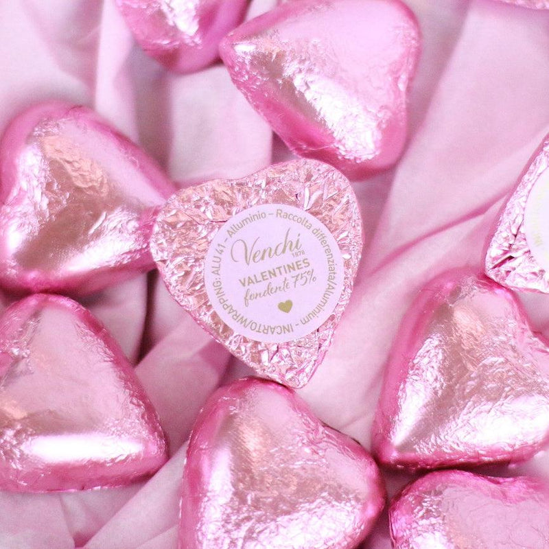Diverse rosa Herzen von Venchi mit veganer Zartbitterschokolade